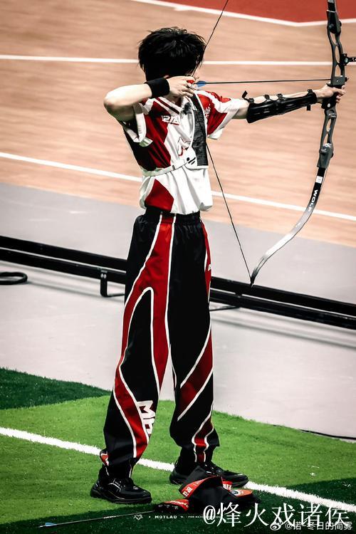 戴维斯中路送短传 穆迪罚球线跳投2+1 戴维斯中路送短传 穆迪罚球线跳投2+1